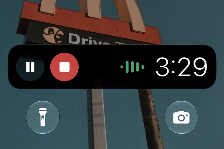 Whisper Notes Live Activity på iPhones låsskärm: paus- och stoppknapp, gröna nivåstaplar och förfluten tid, 3:29