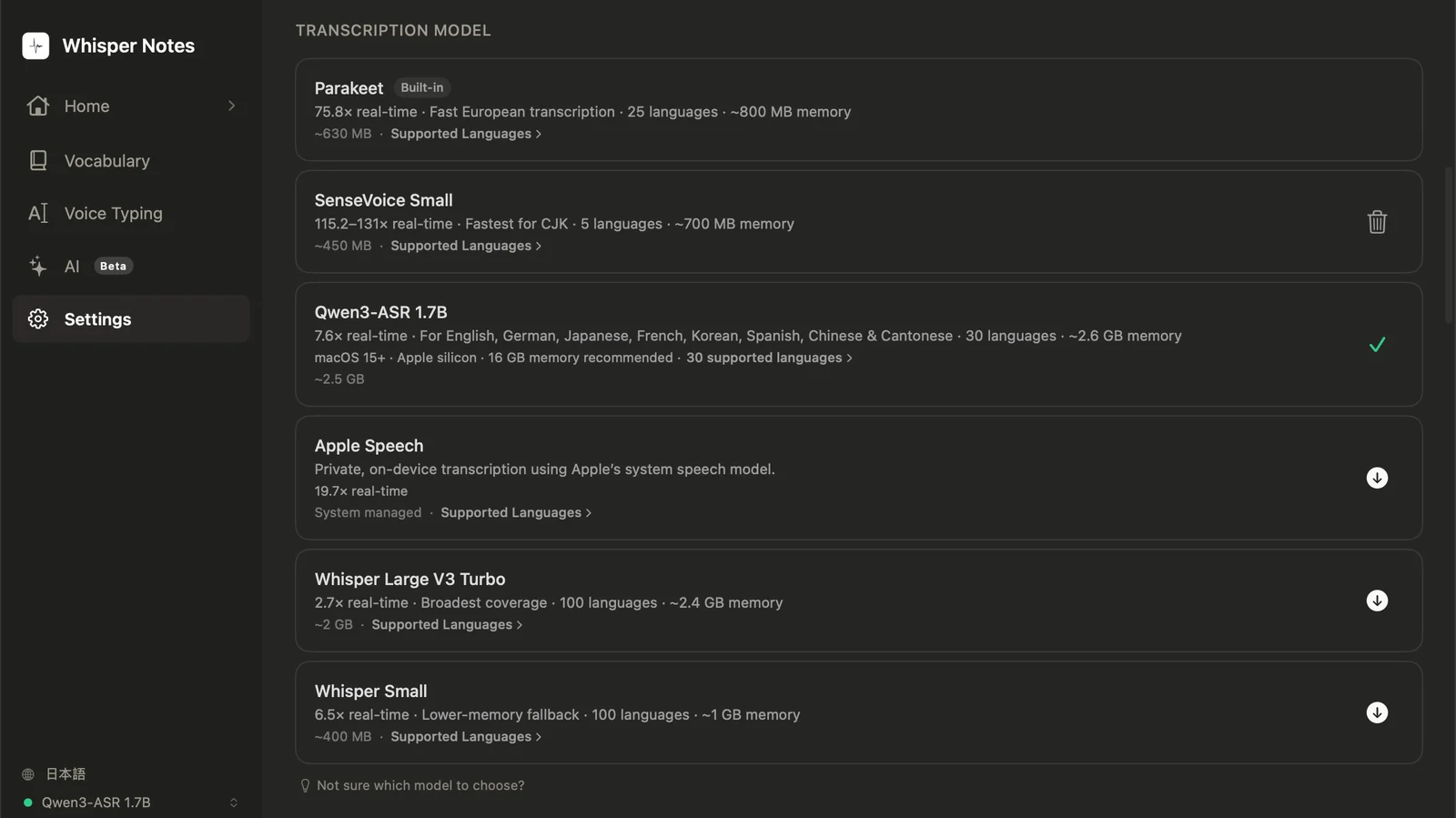 Whisper Notes untuk Mac, Tetapan, bahagian Model Transkripsi dalam mod gelap: kad model untuk Parakeet (terbina dalam, 75.8× masa nyata, ~630 MB), SenseVoice Small (115.2–131× masa nyata, ~700 MB memori, ~450 MB muat turun), Qwen3-ASR 1.7B (7.6× masa nyata, ~2.6 GB memori, macOS 15+, cip Apple, memori 16 GB disyorkan, ~2.5 GB, dipilih), Apple Speech, Whisper Large V3 Turbo (2.7×, ~2 GB) dan Whisper Small (6.5×, ~400 MB), setiap satu dengan pautan Bahasa yang disokong